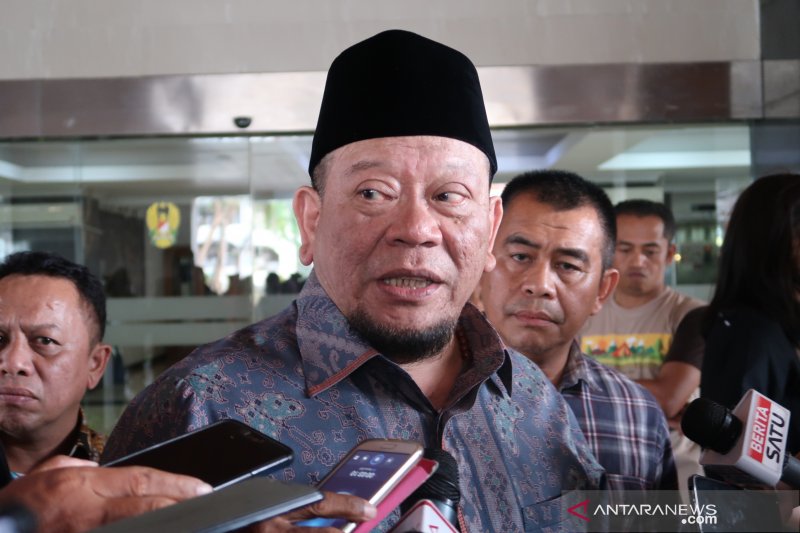 Ketua DPD RI La Nyalla Mahmud Mattalitti usai membesuk Wiranto, di RSPAD Gatot Soebroto, Jakarta, Sabtu, (12/10/2019). (ant)