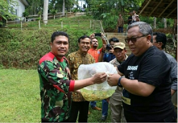 Secara simbolis Bupati Sukabumi, H. Marwan Hamami, menyerahkan bibit ikan kepada masyarakat pada kegiatan silaturahmi di Padepkan Abah Zahri Cikidang, Minggu (23/2/2020).* firdaus