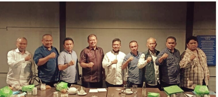Foto bersama Pimpinan Partai Nasdem, Demokrat dan PKB, serta Bakal Calon Bupati Bandung H Dadang Supriatna, bertemu di sebuah hotel di Bandung.     (ist)