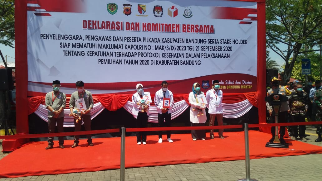 Tiga Paslon Bupati dan Wakil Bupati Bandung 2020 saat deklarasi dan komitmen bersama, usai mendapat nomor urut paslon, di Sutan Raja, Soreang, Kab Bandung, Kamis (24/9/2020). [Foto/deddy]