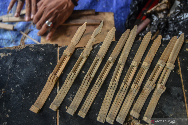 Seniman sekaligus perajin Ecep Bilal, menyelesaikan pembuatan karinding di Sanggar lingkung Seni Tunggul Galuh, Desa Sindangsari, Kabupaten Ciamis, Jawa Barat, Senin (9/3/2020). (net) 
