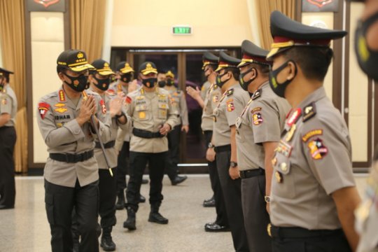Kapolri Jenderal Pol Idham Azis (kiri) mengucapkan selamat kepada para perwira tinggi Polri yang naik pangkat usai upacara kenaikan pangkat di Ruang Rapat Utama Mabes Polri, Jakarta, Selasa (20/10/2020). (net) 