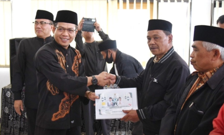 Bupati Bandung HM Dadang Supriatna, saat melaunching Program Insentif Ustaz/Ustazah, Takmir, Marbot Masjid Se-Kabupaten Bandung, di Aula Kecamatan Pangalengan, Kamis (9/6/2022). Ist.