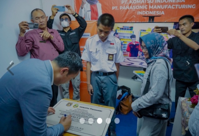 Kadisdik Jabar, Wahyu Mijaya meresmikan Kelas Industri dan Pengukuhan Komite Vokasi di SMK Mitra Industri MM2100, Kabupaten Bekasi, Selasa (21/3/2023).(Situs Disdik Jabar)