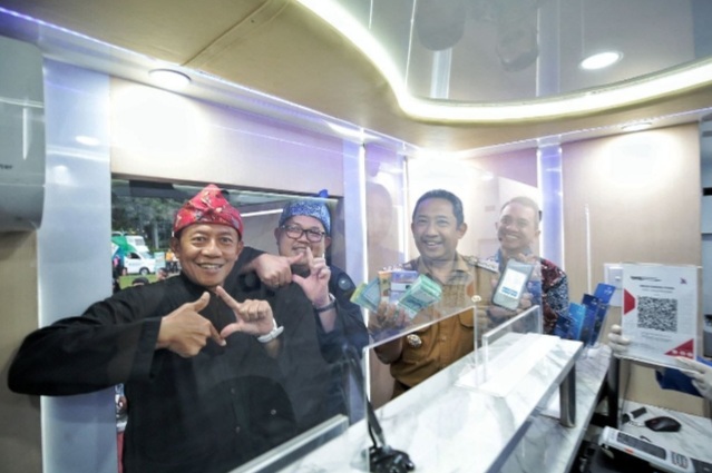 Wali Kota Bandung Yana Mulyana (kedua dari kanan). (Foto: Humas Kota Bandung)