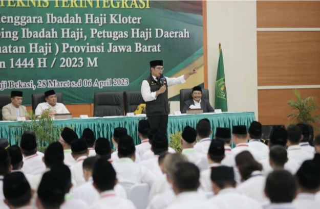 Gubernur Jabar, Ridwan Kamil saat memberikan pengarahan kepada Petugas Haji Jabar di Asrama Haji Kota Bekasi, Rabu (29/3/2023).(Foto: Humas Jabar)