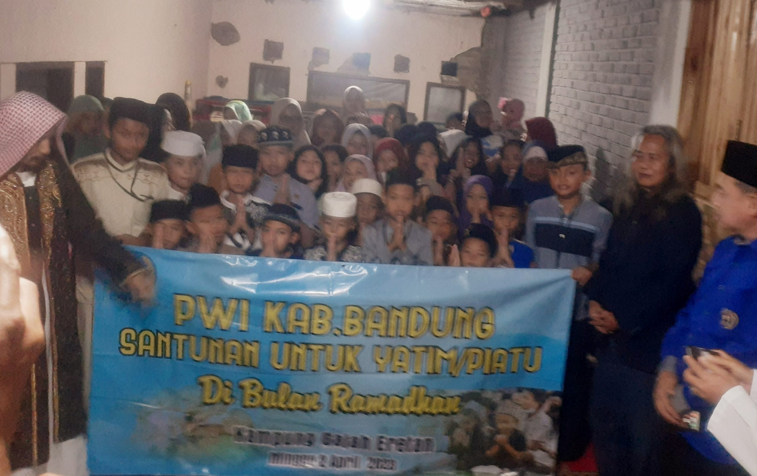 Sedikitnya 150 anak yatim piatu mendapat santunan dari PWI Kabupaten Bandung, di Pondok Pesantren Hidayatul Hikmah, Desa Gajahmekar, RT 04/11, Kecamatan Kutawaringin, Kabupaten Bandung, Minggu (2/4/2023).(Foto: Deddy)