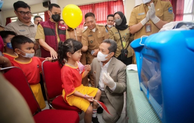 Wali Kota Bandung, Yana Mulyana saat mengunjungi sub PIN polio di PG-TK Slamet Riyadi 1, Selasa 4 April 2023.(Foto: Humas Kota Bandung)