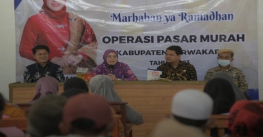 Bupati Purwakarta Hj Anne Ratna Mustika, saat acara operasi pasar murah di Desa Cisalada, Kecamatan Jatiluhur, Kamis 6 April 2023.(Tangkapan layar/purwakartakab.go.id)