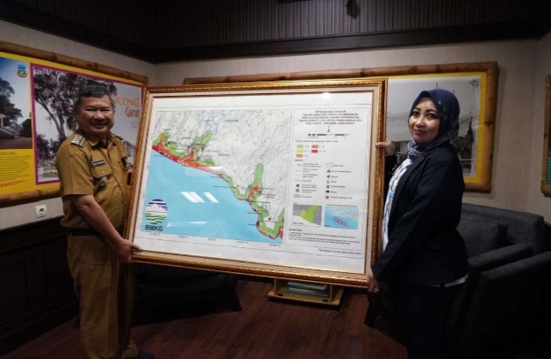 Kepala BMKG Provinsi Jawa Barat Teguh Rahayu, menyerahkan Peta Bencana dan Buku Hasil Survei Pemetaan Tsunami di Wilayah Garut kepada Bupati Garut Rudy Gunawan, di Kantor Bupati Garut, Senin (3/4/2023).(Foto: Jabarprov.go.id)