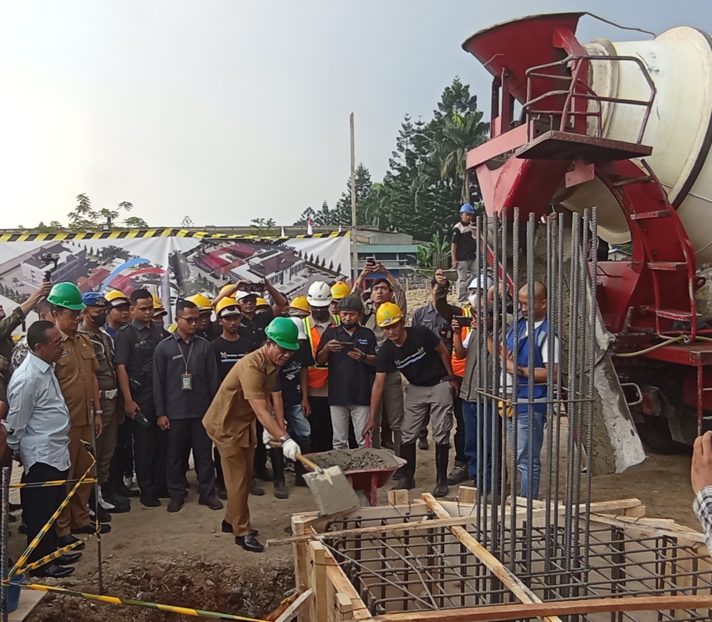 Bupati Bandung HM Dadang Supriatna, saat Ground Breaking Ceremony Pembangunan RSUD Bedas Arjasari di Jalan Raya Banjaran, Desa Batukarut, Kecamatan Arjasari, Selasa (11/7/2023).(Foto: Deddy)
