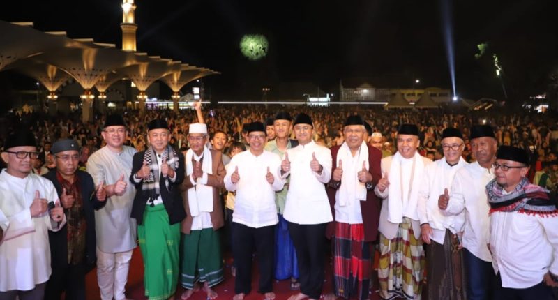 Bupati Bandung Barat Hengky Kurniawan foto bersama disela peresmian Alun-alun Cililin.