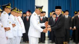 Penjabat (Pj) Wali Kota Bandung, Bambang Tirtoyuliono dilantik Pj. Gubernur Jabar, Bey Triadi Machmudin di Gedung Sate Bandung, Rabu 20 September 2023.(istimewa)