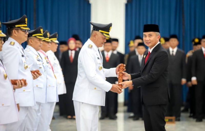 Penjabat (Pj) Wali Kota Bandung, Bambang Tirtoyuliono dilantik Pj. Gubernur Jabar, Bey Triadi Machmudin di Gedung Sate Bandung, Rabu 20 September 2023.(istimewa)