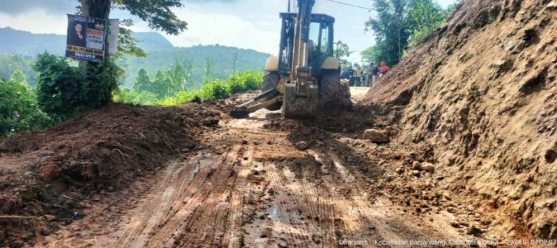 Alat berat tengah mengeruk bongkahan tanah akibat longsor yang menutupi jalan di salah satu Kecamatan di Garut.(Ist.)