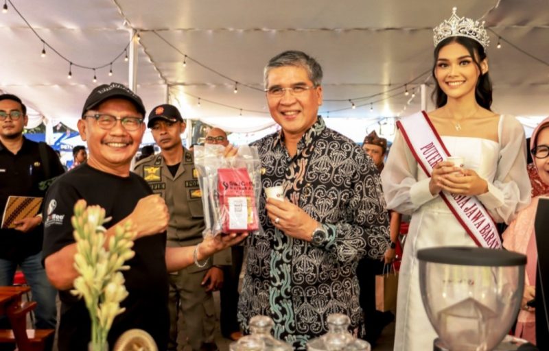 Pj Wali Kota Cimahi Dicky, disela membuka Festival Kopi Kota Cimahi.(Humas Kota Cimahi)