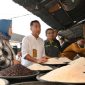 Pj Gubernur Jawa Barat Bey Machmudin meninjau stok beras di pasar tradisional dan supermarket di Kota Bandung, Senin (19/2/2024).(Foto: Angga/Biro Adpim Jabar)