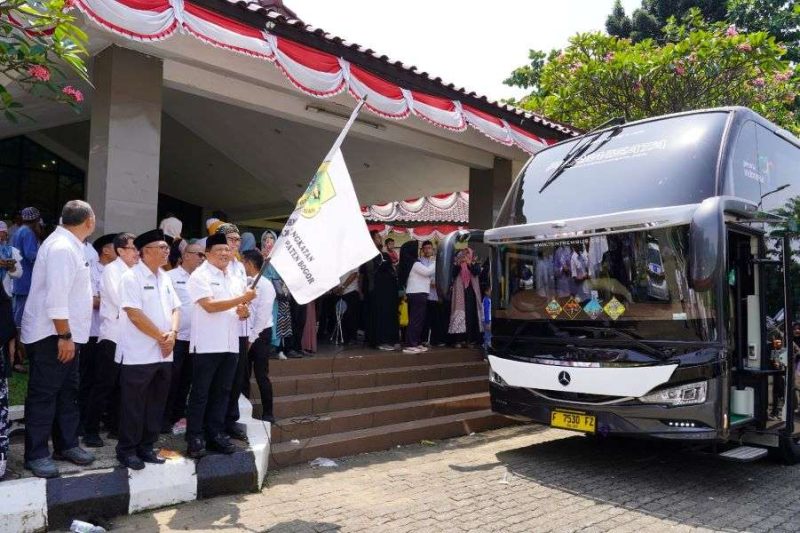 Plh Pj Bupati Bogor Suryanto Putra melepas keberangkatan 60 Jemaah Umroh Pemenang Tegar Beriman Award (TBA) dan Pemenang Doorprize Hari Jadi Bogor (HJB) tahun 2024.