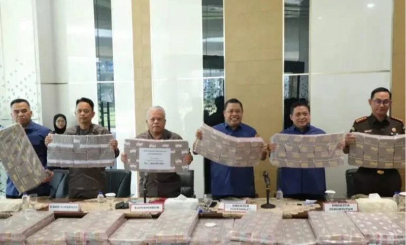 Tim Kejaksaan Agung memperlihatkan uang Rp479 miliar hasil penyitaan dari kasus Tindak Pidana Pencucian Uang (TPPU) Duta Palma Group di Jakarta, Kamis (8/5/2025). (Foto: Kapuspenkum)